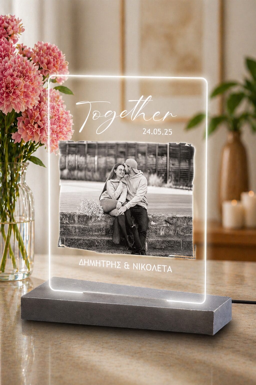 Φωτιστικό together με ασπρόμαυρη φωτογραφία